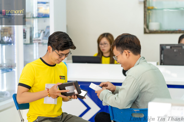 Khách hàng mua màn hình iPhone X chính hãng giá rẻ tại Linh Kiện Tín Thành