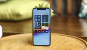 Màn hình iPhone 11 bị loang màu có sao không?