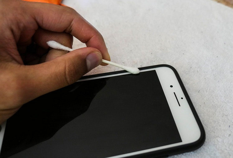 vệ sinh màn hình giúp khắc phục iPhone 6 bị loạn cảm ứng