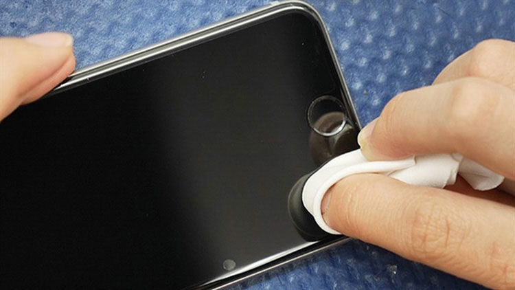 Khắc phục màn hình iPhone 6 bị đơ cảm ứng bằng vệ sinh thiết bị