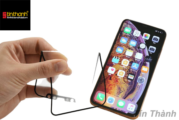 Tháo miếng dán màn hình để khắc phục iPhone XS bị đơ cảm ứng