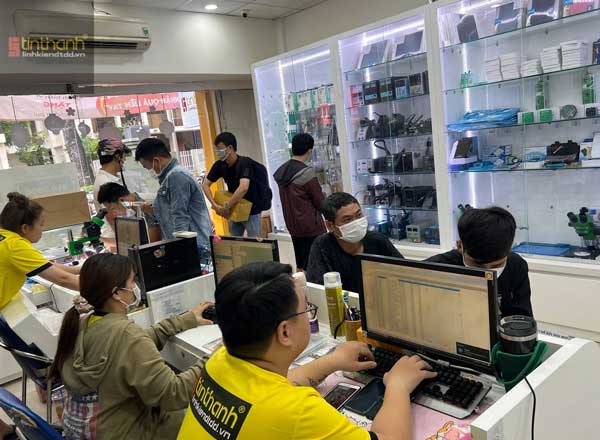 Khách hàng chọn lựa mua pin iPhone 12 | 12 Pro dung lượng cao giá rẻ tại Tín Thành