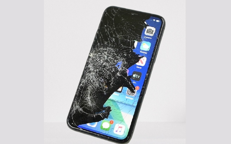 iPhone 12 vỡ màn hình 2